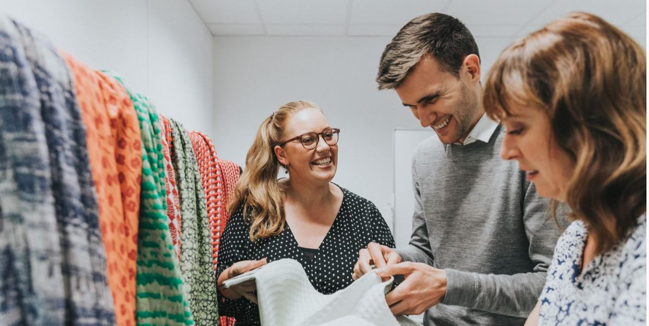 Foto Studenten mode- en textieltechnologie scherpen ondernemende vaardigheden aan.